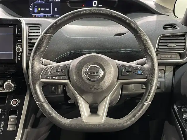日産 セレナ ライダー プロパイロット E 愛知県 2017(平29)年 5.5万km ダイヤモンドブラック 純正９インチナビ（地図SD欠）/（AM/FM/Bluetooth/フルセグTV/CD/DVD/SD/AUX/USB）　/プロパイロット　/衝突軽減ブレーキ　/両側電動スライドドア　/ＬＥＤヘッドライト　/後席フリップダウンモニター　/バッグカメラ　/ドライブレコーダー　/コーナーセンサー/エマージェンシーブレーキ/車線逸脱警報/車線逸脱防止支援　/横揺れ防止装置/オートホールド　/プッシュスタート/スマートキー/アイドリングストップ/純正フロアマット/オートライト