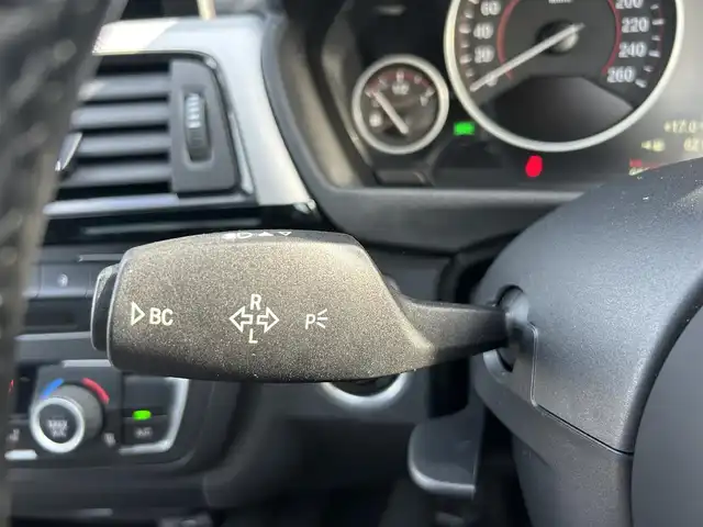 ＢＭＷ ３２０ｉ xDrive Mスポーツ 石川県 2015(平27)年 2.9万km 青 4WD/インテリジェントセーフティ/純正ナビ/　Bluetooth・AM/FM・CD・DVD・USB・AUX/バックカメラ/ルームミラーETC/アダプティブクルーズコントロール/パワーシート（D+N席）/シートメモリー/パドルシフト/横滑り防止装置/盗難防止装置/純正アルミホイール/スマートキー