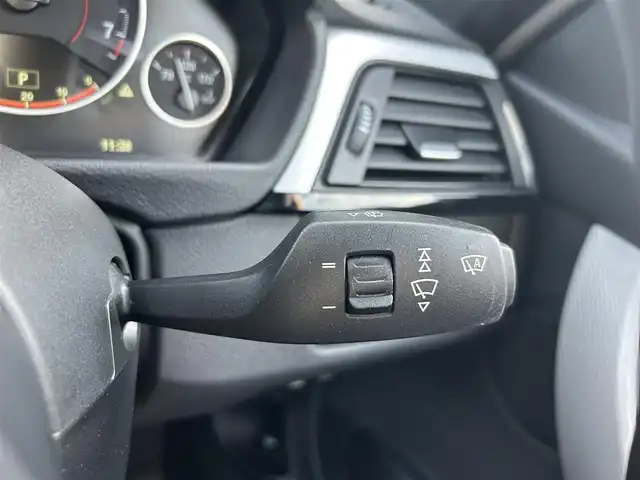 ＢＭＷ ３２０ｉ xDrive Mスポーツ 石川県 2015(平27)年 2.9万km 青 4WD/インテリジェントセーフティ/純正ナビ/　Bluetooth・AM/FM・CD・DVD・USB・AUX/バックカメラ/ルームミラーETC/アダプティブクルーズコントロール/パワーシート（D+N席）/シートメモリー/パドルシフト/横滑り防止装置/盗難防止装置/純正アルミホイール/スマートキー