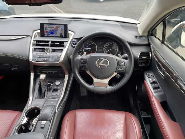 レクサス ＮＸ 300h バージョンL 東京都 2014(平26)年 6.5万km ソニッククォーツ パノラマルーフ/保証書・取説・カードキー＆スマートキー/ナノイーエアコン/革巻きステア・パドルシフト・ステアヒーター/クルーズコントロール/ガーネット（赤）レザーシート/前席パワーシート（運転席メモリ付）・シートヒーター・ベンチレーション/後席電動格納＆リクライニング機能/純正SDナビ・フルセグTV/bL/DVD/CD/SD/BT/AUX/USB/MSV/純正ビルトインETC/ドライブレコーダー/純正18インチアルミ/パワーバックドア（イージークロージャー付）/角型3眼LEDヘッドライト＆LEDデイライト・オイートライト・LEDフォグ/AC100V/100Wアクセサリーコンセント/ウィンカーミラー（電動オート格納/メモリ/ヒーター）/トノカバー/サイド＆カーテン＆ニーエアバック/純正18インチアルミ