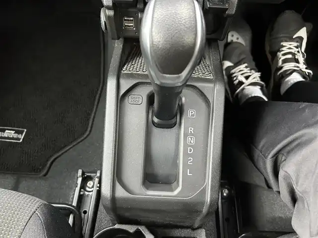 スズキ ジムニー シエラ JC 埼玉県 2023(令5)年 1.7万km ブルーイッシュブラックパール3 ワンオーナー/panasonic CN-HE01WD/(AM/FM/BT/CD/DVD/SD)/フルセグTV/バックカメラ/ETC/スズキセーフティーサポート/・ヒルディセントコントロール/クルコン追従無し/前席シートヒーター/前方ドライブレコーダー/アイドリングストップ/オートライト/オートエアコン/プッシュスタートボタン/スマートキー×１/ステアリングスイッチ/純正フロアマット/車両/ナビ 取扱説明書/保証書