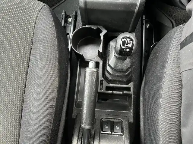 スズキ ジムニー シエラ JC 埼玉県 2023(令5)年 1.7万km ブルーイッシュブラックパール3 ワンオーナー/panasonic CN-HE01WD/(AM/FM/BT/CD/DVD/SD)/フルセグTV/バックカメラ/ETC/スズキセーフティーサポート/・ヒルディセントコントロール/クルコン追従無し/前席シートヒーター/前方ドライブレコーダー/アイドリングストップ/オートライト/オートエアコン/プッシュスタートボタン/スマートキー×１/ステアリングスイッチ/純正フロアマット/車両/ナビ 取扱説明書/保証書