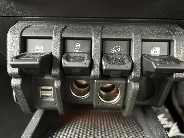 スズキ ジムニー シエラ JC 埼玉県 2023(令5)年 1.7万km ブルーイッシュブラックパール3 ワンオーナー/panasonic CN-HE01WD/(AM/FM/BT/CD/DVD/SD)/フルセグTV/バックカメラ/ETC/スズキセーフティーサポート/・ヒルディセントコントロール/クルコン追従無し/前席シートヒーター/前方ドライブレコーダー/アイドリングストップ/オートライト/オートエアコン/プッシュスタートボタン/スマートキー×１/ステアリングスイッチ/純正フロアマット/車両/ナビ 取扱説明書/保証書