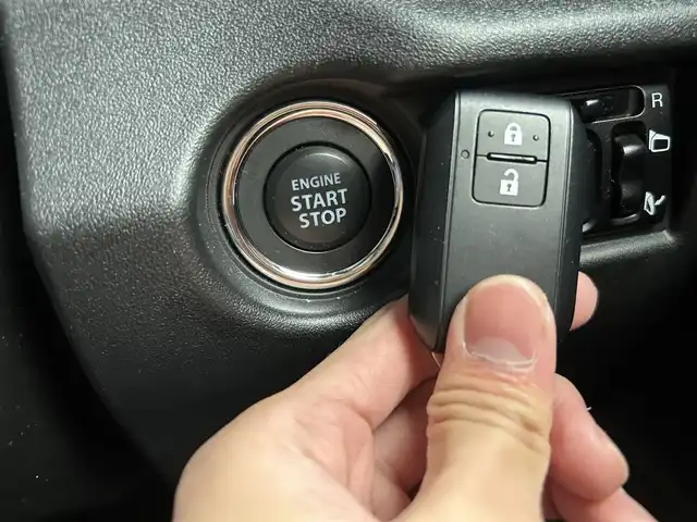 スズキ ジムニー シエラ JC 埼玉県 2023(令5)年 1.7万km ブルーイッシュブラックパール3 ワンオーナー/panasonic CN-HE01WD/(AM/FM/BT/CD/DVD/SD)/フルセグTV/バックカメラ/ETC/スズキセーフティーサポート/・ヒルディセントコントロール/クルコン追従無し/前席シートヒーター/前方ドライブレコーダー/アイドリングストップ/オートライト/オートエアコン/プッシュスタートボタン/スマートキー×１/ステアリングスイッチ/純正フロアマット/車両/ナビ 取扱説明書/保証書