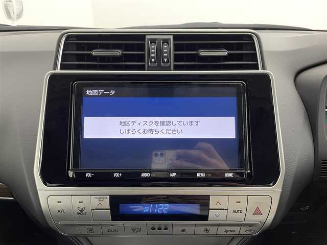 トヨタ ランドクルーザー プラド TX Lパッケージ マットブラED 群馬県 2023(令5)年 3.1万km ホワイトパールクリスタルシャイン チルト＆スライド電動ムーンルーフ（挟み込み防止機能付）/＝＝＝＝＝/純正9インチナビ（NSZT-Y68T)/・AM/FM/CD/DVD/SD/USB/HDMI/フルセグTV/バックカメラ/Toyota Safety Sense/・プリクラッシュセーフティ/・レーンディパーチャーアラート［LDA］/・オートマチックハイビーム［AHB］/・レーダークルーズコントロール（ブレーキ制御付）/・ロードサインアシスト［RSA］/・先行車発進告知機能［TMN］ /・パーキングサポートブレーキ（前後方静止物）/マットブラックエディション特別装備/・マットブラック塗装(サイドミラー/フロントグリル/バックドアガーニッシュ/18インチ専用アルミホイール/・ブラックルーフレール/黒本革シート/前席パワーシート/シートヒーター /シートベンチレーション/電動格納サードシート/社外前後ミラー型ドライブレコーダー/純正ビルトインETC/スマートキー/プッシュスタート