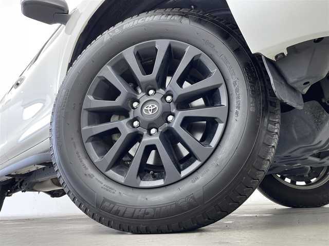 トヨタ ランドクルーザー プラド TX Lパッケージ マットブラED 群馬県 2023(令5)年 3.1万km ホワイトパールクリスタルシャイン チルト＆スライド電動ムーンルーフ（挟み込み防止機能付）/＝＝＝＝＝/純正9インチナビ（NSZT-Y68T)/・AM/FM/CD/DVD/SD/USB/HDMI/フルセグTV/バックカメラ/Toyota Safety Sense/・プリクラッシュセーフティ/・レーンディパーチャーアラート［LDA］/・オートマチックハイビーム［AHB］/・レーダークルーズコントロール（ブレーキ制御付）/・ロードサインアシスト［RSA］/・先行車発進告知機能［TMN］ /・パーキングサポートブレーキ（前後方静止物）/マットブラックエディション特別装備/・マットブラック塗装(サイドミラー/フロントグリル/バックドアガーニッシュ/18インチ専用アルミホイール/・ブラックルーフレール/黒本革シート/前席パワーシート/シートヒーター /シートベンチレーション/電動格納サードシート/社外前後ミラー型ドライブレコーダー/純正ビルトインETC/スマートキー/プッシュスタート