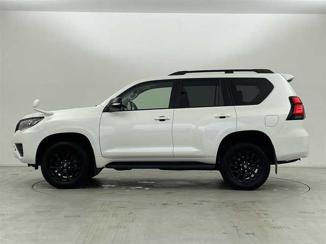 トヨタ ランドクルーザー プラド TX Lパッケージ マットブラED 群馬県 2023(令5)年 3.1万km ホワイトパールクリスタルシャイン チルト＆スライド電動ムーンルーフ（挟み込み防止機能付）/＝＝＝＝＝/純正9インチナビ（NSZT-Y68T)/・AM/FM/CD/DVD/SD/USB/HDMI/フルセグTV/バックカメラ/Toyota Safety Sense/・プリクラッシュセーフティ/・レーンディパーチャーアラート［LDA］/・オートマチックハイビーム［AHB］/・レーダークルーズコントロール（ブレーキ制御付）/・ロードサインアシスト［RSA］/・先行車発進告知機能［TMN］ /・パーキングサポートブレーキ（前後方静止物）/マットブラックエディション特別装備/・マットブラック塗装(サイドミラー/フロントグリル/バックドアガーニッシュ/18インチ専用アルミホイール/・ブラックルーフレール/黒本革シート/前席パワーシート/シートヒーター /シートベンチレーション/電動格納サードシート/社外前後ミラー型ドライブレコーダー/純正ビルトインETC/スマートキー/プッシュスタート