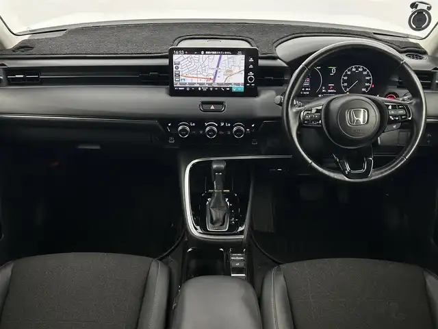 ホンダ ヴェゼル ハイブリッド e:HEV Z 大阪府 2021(令3)年 6.6万km プラチナホワイトパール Honda CONNECTディスプレー/・バックカメラ/・フルセグテレビ/・AM/FM/・Bluetooth/・スマートフォン連携（AppleCarPlay/AndroidAuto）/ワイヤレス充電器/ブラインドスポットインフォメーション/後退出庫サポート/Honda SENSING/・衝突被害軽減ブレーキ/・誤発進抑制機能/・後方誤発進抑制機能/・近距離衝突軽減ブレーキ/・歩行者事故低減ステアリング/・路外逸脱抑制機能/・渋滞追従機能付きアダプティブクルーズコントロール/・車線維持支援システム/・先行車発進お知らせ機能/・標識認識機能/・オートハイビーム/・パーキングセンサーシステム/LEDアクティブコーナリングライト/車両接近通報装置/アジャイルハンドリングアシスト/ヒルディセントコントロール/電動パーキング/オートホールド/パワーバックドア/ドライブモードスイッチ（NORMALモード/SPORTモード/ECONモード）/フルオートエアコン（左右独立温度コントロール式）/本革ステアリング/・ステアリングスイッチ/USB接続（前2つ/後ろ2つ）