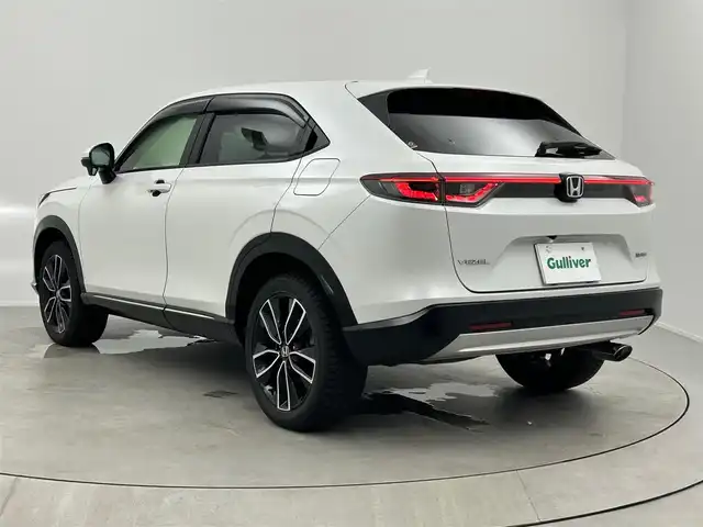ホンダ ヴェゼル ハイブリッド e:HEV Z 大阪府 2021(令3)年 6.6万km プラチナホワイトパール Honda CONNECTディスプレー/・バックカメラ/・フルセグテレビ/・AM/FM/・Bluetooth/・スマートフォン連携（AppleCarPlay/AndroidAuto）/ワイヤレス充電器/ブラインドスポットインフォメーション/後退出庫サポート/Honda SENSING/・衝突被害軽減ブレーキ/・誤発進抑制機能/・後方誤発進抑制機能/・近距離衝突軽減ブレーキ/・歩行者事故低減ステアリング/・路外逸脱抑制機能/・渋滞追従機能付きアダプティブクルーズコントロール/・車線維持支援システム/・先行車発進お知らせ機能/・標識認識機能/・オートハイビーム/・パーキングセンサーシステム/LEDアクティブコーナリングライト/車両接近通報装置/アジャイルハンドリングアシスト/ヒルディセントコントロール/電動パーキング/オートホールド/パワーバックドア/ドライブモードスイッチ（NORMALモード/SPORTモード/ECONモード）/フルオートエアコン（左右独立温度コントロール式）/本革ステアリング/・ステアリングスイッチ/USB接続（前2つ/後ろ2つ）