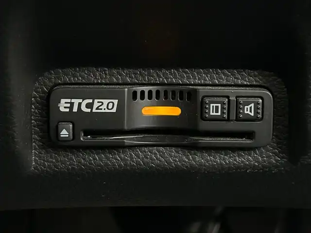 ホンダ ヴェゼル ハイブリッド e:HEV Z 大阪府 2021(令3)年 6.6万km プラチナホワイトパール Honda CONNECTディスプレー/・バックカメラ/・フルセグテレビ/・AM/FM/・Bluetooth/・スマートフォン連携（AppleCarPlay/AndroidAuto）/ワイヤレス充電器/ブラインドスポットインフォメーション/後退出庫サポート/Honda SENSING/・衝突被害軽減ブレーキ/・誤発進抑制機能/・後方誤発進抑制機能/・近距離衝突軽減ブレーキ/・歩行者事故低減ステアリング/・路外逸脱抑制機能/・渋滞追従機能付きアダプティブクルーズコントロール/・車線維持支援システム/・先行車発進お知らせ機能/・標識認識機能/・オートハイビーム/・パーキングセンサーシステム/LEDアクティブコーナリングライト/車両接近通報装置/アジャイルハンドリングアシスト/ヒルディセントコントロール/電動パーキング/オートホールド/パワーバックドア/ドライブモードスイッチ（NORMALモード/SPORTモード/ECONモード）/フルオートエアコン（左右独立温度コントロール式）/本革ステアリング/・ステアリングスイッチ/USB接続（前2つ/後ろ2つ）