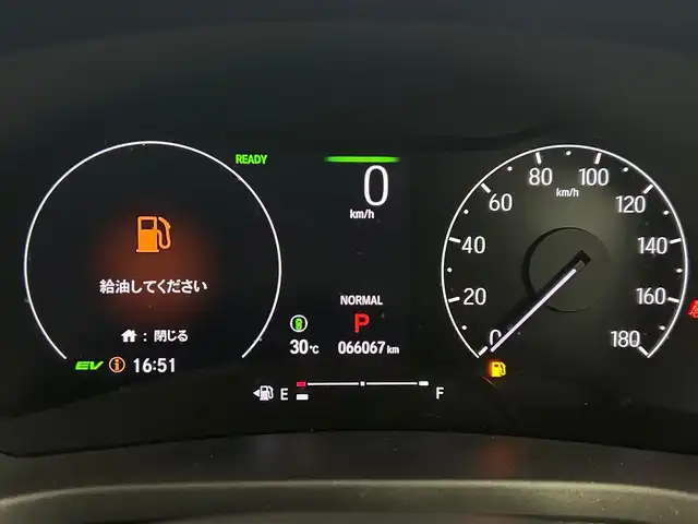 ホンダ ヴェゼル ハイブリッド e:HEV Z 大阪府 2021(令3)年 6.6万km プラチナホワイトパール Honda CONNECTディスプレー/・バックカメラ/・フルセグテレビ/・AM/FM/・Bluetooth/・スマートフォン連携（AppleCarPlay/AndroidAuto）/ワイヤレス充電器/ブラインドスポットインフォメーション/後退出庫サポート/Honda SENSING/・衝突被害軽減ブレーキ/・誤発進抑制機能/・後方誤発進抑制機能/・近距離衝突軽減ブレーキ/・歩行者事故低減ステアリング/・路外逸脱抑制機能/・渋滞追従機能付きアダプティブクルーズコントロール/・車線維持支援システム/・先行車発進お知らせ機能/・標識認識機能/・オートハイビーム/・パーキングセンサーシステム/LEDアクティブコーナリングライト/車両接近通報装置/アジャイルハンドリングアシスト/ヒルディセントコントロール/電動パーキング/オートホールド/パワーバックドア/ドライブモードスイッチ（NORMALモード/SPORTモード/ECONモード）/フルオートエアコン（左右独立温度コントロール式）/本革ステアリング/・ステアリングスイッチ/USB接続（前2つ/後ろ2つ）