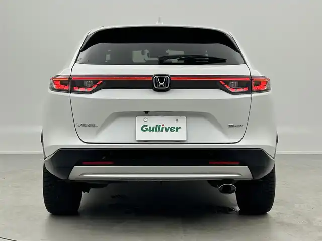 ホンダ ヴェゼル ハイブリッド e:HEV Z 大阪府 2021(令3)年 6.6万km プラチナホワイトパール Honda CONNECTディスプレー/・バックカメラ/・フルセグテレビ/・AM/FM/・Bluetooth/・スマートフォン連携（AppleCarPlay/AndroidAuto）/ワイヤレス充電器/ブラインドスポットインフォメーション/後退出庫サポート/Honda SENSING/・衝突被害軽減ブレーキ/・誤発進抑制機能/・後方誤発進抑制機能/・近距離衝突軽減ブレーキ/・歩行者事故低減ステアリング/・路外逸脱抑制機能/・渋滞追従機能付きアダプティブクルーズコントロール/・車線維持支援システム/・先行車発進お知らせ機能/・標識認識機能/・オートハイビーム/・パーキングセンサーシステム/LEDアクティブコーナリングライト/車両接近通報装置/アジャイルハンドリングアシスト/ヒルディセントコントロール/電動パーキング/オートホールド/パワーバックドア/ドライブモードスイッチ（NORMALモード/SPORTモード/ECONモード）/フルオートエアコン（左右独立温度コントロール式）/本革ステアリング/・ステアリングスイッチ/USB接続（前2つ/後ろ2つ）