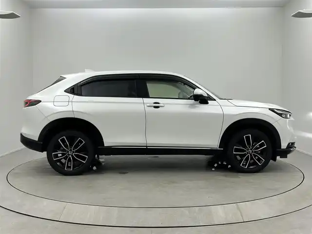 ホンダ ヴェゼル ハイブリッド e:HEV Z 大阪府 2021(令3)年 6.6万km プラチナホワイトパール Honda CONNECTディスプレー/・バックカメラ/・フルセグテレビ/・AM/FM/・Bluetooth/・スマートフォン連携（AppleCarPlay/AndroidAuto）/ワイヤレス充電器/ブラインドスポットインフォメーション/後退出庫サポート/Honda SENSING/・衝突被害軽減ブレーキ/・誤発進抑制機能/・後方誤発進抑制機能/・近距離衝突軽減ブレーキ/・歩行者事故低減ステアリング/・路外逸脱抑制機能/・渋滞追従機能付きアダプティブクルーズコントロール/・車線維持支援システム/・先行車発進お知らせ機能/・標識認識機能/・オートハイビーム/・パーキングセンサーシステム/LEDアクティブコーナリングライト/車両接近通報装置/アジャイルハンドリングアシスト/ヒルディセントコントロール/電動パーキング/オートホールド/パワーバックドア/ドライブモードスイッチ（NORMALモード/SPORTモード/ECONモード）/フルオートエアコン（左右独立温度コントロール式）/本革ステアリング/・ステアリングスイッチ/USB接続（前2つ/後ろ2つ）