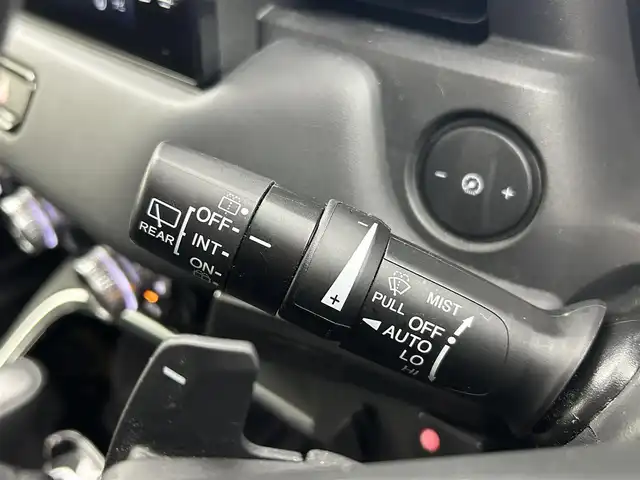 ホンダ ヴェゼル ハイブリッド e:HEV Z 大阪府 2021(令3)年 6.6万km プラチナホワイトパール Honda CONNECTディスプレー/・バックカメラ/・フルセグテレビ/・AM/FM/・Bluetooth/・スマートフォン連携（AppleCarPlay/AndroidAuto）/ワイヤレス充電器/ブラインドスポットインフォメーション/後退出庫サポート/Honda SENSING/・衝突被害軽減ブレーキ/・誤発進抑制機能/・後方誤発進抑制機能/・近距離衝突軽減ブレーキ/・歩行者事故低減ステアリング/・路外逸脱抑制機能/・渋滞追従機能付きアダプティブクルーズコントロール/・車線維持支援システム/・先行車発進お知らせ機能/・標識認識機能/・オートハイビーム/・パーキングセンサーシステム/LEDアクティブコーナリングライト/車両接近通報装置/アジャイルハンドリングアシスト/ヒルディセントコントロール/電動パーキング/オートホールド/パワーバックドア/ドライブモードスイッチ（NORMALモード/SPORTモード/ECONモード）/フルオートエアコン（左右独立温度コントロール式）/本革ステアリング/・ステアリングスイッチ/USB接続（前2つ/後ろ2つ）