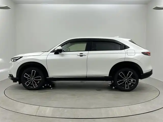 ホンダ ヴェゼル ハイブリッド e:HEV Z 大阪府 2021(令3)年 6.6万km プラチナホワイトパール Honda CONNECTディスプレー/・バックカメラ/・フルセグテレビ/・AM/FM/・Bluetooth/・スマートフォン連携（AppleCarPlay/AndroidAuto）/ワイヤレス充電器/ブラインドスポットインフォメーション/後退出庫サポート/Honda SENSING/・衝突被害軽減ブレーキ/・誤発進抑制機能/・後方誤発進抑制機能/・近距離衝突軽減ブレーキ/・歩行者事故低減ステアリング/・路外逸脱抑制機能/・渋滞追従機能付きアダプティブクルーズコントロール/・車線維持支援システム/・先行車発進お知らせ機能/・標識認識機能/・オートハイビーム/・パーキングセンサーシステム/LEDアクティブコーナリングライト/車両接近通報装置/アジャイルハンドリングアシスト/ヒルディセントコントロール/電動パーキング/オートホールド/パワーバックドア/ドライブモードスイッチ（NORMALモード/SPORTモード/ECONモード）/フルオートエアコン（左右独立温度コントロール式）/本革ステアリング/・ステアリングスイッチ/USB接続（前2つ/後ろ2つ）