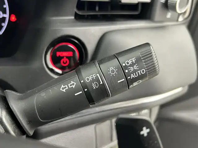 ホンダ ヴェゼル ハイブリッド e:HEV Z 大阪府 2021(令3)年 6.6万km プラチナホワイトパール Honda CONNECTディスプレー/・バックカメラ/・フルセグテレビ/・AM/FM/・Bluetooth/・スマートフォン連携（AppleCarPlay/AndroidAuto）/ワイヤレス充電器/ブラインドスポットインフォメーション/後退出庫サポート/Honda SENSING/・衝突被害軽減ブレーキ/・誤発進抑制機能/・後方誤発進抑制機能/・近距離衝突軽減ブレーキ/・歩行者事故低減ステアリング/・路外逸脱抑制機能/・渋滞追従機能付きアダプティブクルーズコントロール/・車線維持支援システム/・先行車発進お知らせ機能/・標識認識機能/・オートハイビーム/・パーキングセンサーシステム/LEDアクティブコーナリングライト/車両接近通報装置/アジャイルハンドリングアシスト/ヒルディセントコントロール/電動パーキング/オートホールド/パワーバックドア/ドライブモードスイッチ（NORMALモード/SPORTモード/ECONモード）/フルオートエアコン（左右独立温度コントロール式）/本革ステアリング/・ステアリングスイッチ/USB接続（前2つ/後ろ2つ）