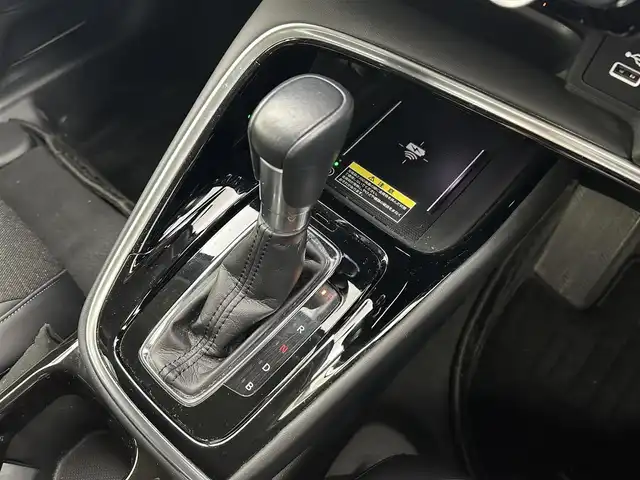 ホンダ ヴェゼル ハイブリッド e:HEV Z 大阪府 2021(令3)年 6.6万km プラチナホワイトパール Honda CONNECTディスプレー/・バックカメラ/・フルセグテレビ/・AM/FM/・Bluetooth/・スマートフォン連携（AppleCarPlay/AndroidAuto）/ワイヤレス充電器/ブラインドスポットインフォメーション/後退出庫サポート/Honda SENSING/・衝突被害軽減ブレーキ/・誤発進抑制機能/・後方誤発進抑制機能/・近距離衝突軽減ブレーキ/・歩行者事故低減ステアリング/・路外逸脱抑制機能/・渋滞追従機能付きアダプティブクルーズコントロール/・車線維持支援システム/・先行車発進お知らせ機能/・標識認識機能/・オートハイビーム/・パーキングセンサーシステム/LEDアクティブコーナリングライト/車両接近通報装置/アジャイルハンドリングアシスト/ヒルディセントコントロール/電動パーキング/オートホールド/パワーバックドア/ドライブモードスイッチ（NORMALモード/SPORTモード/ECONモード）/フルオートエアコン（左右独立温度コントロール式）/本革ステアリング/・ステアリングスイッチ/USB接続（前2つ/後ろ2つ）