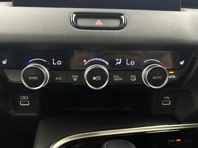 ホンダ ヴェゼル ハイブリッド e:HEV Z 大阪府 2021(令3)年 6.6万km プラチナホワイトパール Honda CONNECTディスプレー/・バックカメラ/・フルセグテレビ/・AM/FM/・Bluetooth/・スマートフォン連携（AppleCarPlay/AndroidAuto）/ワイヤレス充電器/ブラインドスポットインフォメーション/後退出庫サポート/Honda SENSING/・衝突被害軽減ブレーキ/・誤発進抑制機能/・後方誤発進抑制機能/・近距離衝突軽減ブレーキ/・歩行者事故低減ステアリング/・路外逸脱抑制機能/・渋滞追従機能付きアダプティブクルーズコントロール/・車線維持支援システム/・先行車発進お知らせ機能/・標識認識機能/・オートハイビーム/・パーキングセンサーシステム/LEDアクティブコーナリングライト/車両接近通報装置/アジャイルハンドリングアシスト/ヒルディセントコントロール/電動パーキング/オートホールド/パワーバックドア/ドライブモードスイッチ（NORMALモード/SPORTモード/ECONモード）/フルオートエアコン（左右独立温度コントロール式）/本革ステアリング/・ステアリングスイッチ/USB接続（前2つ/後ろ2つ）