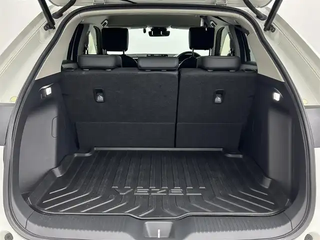 ホンダ ヴェゼル ハイブリッド e:HEV Z 大阪府 2021(令3)年 6.6万km プラチナホワイトパール Honda CONNECTディスプレー/・バックカメラ/・フルセグテレビ/・AM/FM/・Bluetooth/・スマートフォン連携（AppleCarPlay/AndroidAuto）/ワイヤレス充電器/ブラインドスポットインフォメーション/後退出庫サポート/Honda SENSING/・衝突被害軽減ブレーキ/・誤発進抑制機能/・後方誤発進抑制機能/・近距離衝突軽減ブレーキ/・歩行者事故低減ステアリング/・路外逸脱抑制機能/・渋滞追従機能付きアダプティブクルーズコントロール/・車線維持支援システム/・先行車発進お知らせ機能/・標識認識機能/・オートハイビーム/・パーキングセンサーシステム/LEDアクティブコーナリングライト/車両接近通報装置/アジャイルハンドリングアシスト/ヒルディセントコントロール/電動パーキング/オートホールド/パワーバックドア/ドライブモードスイッチ（NORMALモード/SPORTモード/ECONモード）/フルオートエアコン（左右独立温度コントロール式）/本革ステアリング/・ステアリングスイッチ/USB接続（前2つ/後ろ2つ）