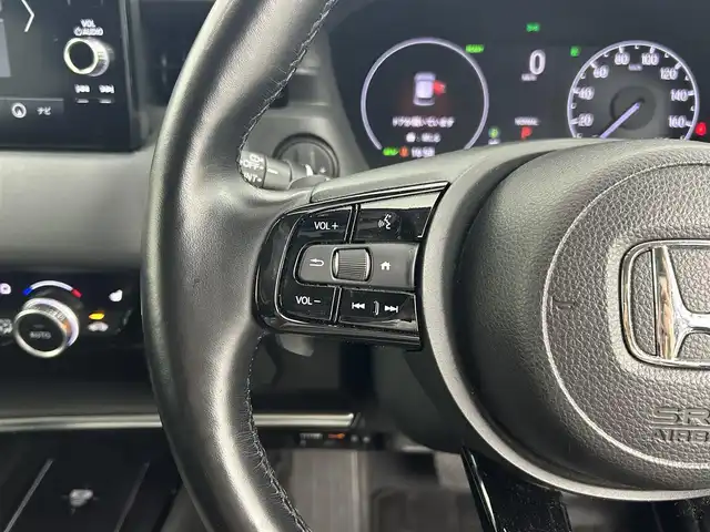 ホンダ ヴェゼル ハイブリッド e:HEV Z 大阪府 2021(令3)年 6.6万km プラチナホワイトパール Honda CONNECTディスプレー/・バックカメラ/・フルセグテレビ/・AM/FM/・Bluetooth/・スマートフォン連携（AppleCarPlay/AndroidAuto）/ワイヤレス充電器/ブラインドスポットインフォメーション/後退出庫サポート/Honda SENSING/・衝突被害軽減ブレーキ/・誤発進抑制機能/・後方誤発進抑制機能/・近距離衝突軽減ブレーキ/・歩行者事故低減ステアリング/・路外逸脱抑制機能/・渋滞追従機能付きアダプティブクルーズコントロール/・車線維持支援システム/・先行車発進お知らせ機能/・標識認識機能/・オートハイビーム/・パーキングセンサーシステム/LEDアクティブコーナリングライト/車両接近通報装置/アジャイルハンドリングアシスト/ヒルディセントコントロール/電動パーキング/オートホールド/パワーバックドア/ドライブモードスイッチ（NORMALモード/SPORTモード/ECONモード）/フルオートエアコン（左右独立温度コントロール式）/本革ステアリング/・ステアリングスイッチ/USB接続（前2つ/後ろ2つ）