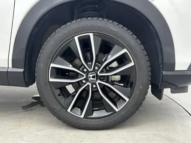 ホンダ ヴェゼル ハイブリッド e:HEV Z 大阪府 2021(令3)年 6.6万km プラチナホワイトパール Honda CONNECTディスプレー/・バックカメラ/・フルセグテレビ/・AM/FM/・Bluetooth/・スマートフォン連携（AppleCarPlay/AndroidAuto）/ワイヤレス充電器/ブラインドスポットインフォメーション/後退出庫サポート/Honda SENSING/・衝突被害軽減ブレーキ/・誤発進抑制機能/・後方誤発進抑制機能/・近距離衝突軽減ブレーキ/・歩行者事故低減ステアリング/・路外逸脱抑制機能/・渋滞追従機能付きアダプティブクルーズコントロール/・車線維持支援システム/・先行車発進お知らせ機能/・標識認識機能/・オートハイビーム/・パーキングセンサーシステム/LEDアクティブコーナリングライト/車両接近通報装置/アジャイルハンドリングアシスト/ヒルディセントコントロール/電動パーキング/オートホールド/パワーバックドア/ドライブモードスイッチ（NORMALモード/SPORTモード/ECONモード）/フルオートエアコン（左右独立温度コントロール式）/本革ステアリング/・ステアリングスイッチ/USB接続（前2つ/後ろ2つ）