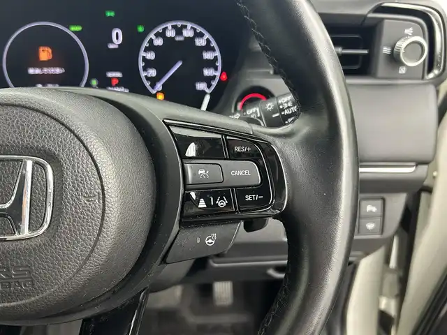 ホンダ ヴェゼル ハイブリッド e:HEV Z 大阪府 2021(令3)年 6.6万km プラチナホワイトパール Honda CONNECTディスプレー/・バックカメラ/・フルセグテレビ/・AM/FM/・Bluetooth/・スマートフォン連携（AppleCarPlay/AndroidAuto）/ワイヤレス充電器/ブラインドスポットインフォメーション/後退出庫サポート/Honda SENSING/・衝突被害軽減ブレーキ/・誤発進抑制機能/・後方誤発進抑制機能/・近距離衝突軽減ブレーキ/・歩行者事故低減ステアリング/・路外逸脱抑制機能/・渋滞追従機能付きアダプティブクルーズコントロール/・車線維持支援システム/・先行車発進お知らせ機能/・標識認識機能/・オートハイビーム/・パーキングセンサーシステム/LEDアクティブコーナリングライト/車両接近通報装置/アジャイルハンドリングアシスト/ヒルディセントコントロール/電動パーキング/オートホールド/パワーバックドア/ドライブモードスイッチ（NORMALモード/SPORTモード/ECONモード）/フルオートエアコン（左右独立温度コントロール式）/本革ステアリング/・ステアリングスイッチ/USB接続（前2つ/後ろ2つ）