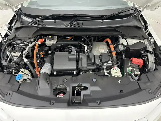 ホンダ ヴェゼル ハイブリッド e:HEV Z 大阪府 2021(令3)年 6.6万km プラチナホワイトパール Honda CONNECTディスプレー/・バックカメラ/・フルセグテレビ/・AM/FM/・Bluetooth/・スマートフォン連携（AppleCarPlay/AndroidAuto）/ワイヤレス充電器/ブラインドスポットインフォメーション/後退出庫サポート/Honda SENSING/・衝突被害軽減ブレーキ/・誤発進抑制機能/・後方誤発進抑制機能/・近距離衝突軽減ブレーキ/・歩行者事故低減ステアリング/・路外逸脱抑制機能/・渋滞追従機能付きアダプティブクルーズコントロール/・車線維持支援システム/・先行車発進お知らせ機能/・標識認識機能/・オートハイビーム/・パーキングセンサーシステム/LEDアクティブコーナリングライト/車両接近通報装置/アジャイルハンドリングアシスト/ヒルディセントコントロール/電動パーキング/オートホールド/パワーバックドア/ドライブモードスイッチ（NORMALモード/SPORTモード/ECONモード）/フルオートエアコン（左右独立温度コントロール式）/本革ステアリング/・ステアリングスイッチ/USB接続（前2つ/後ろ2つ）