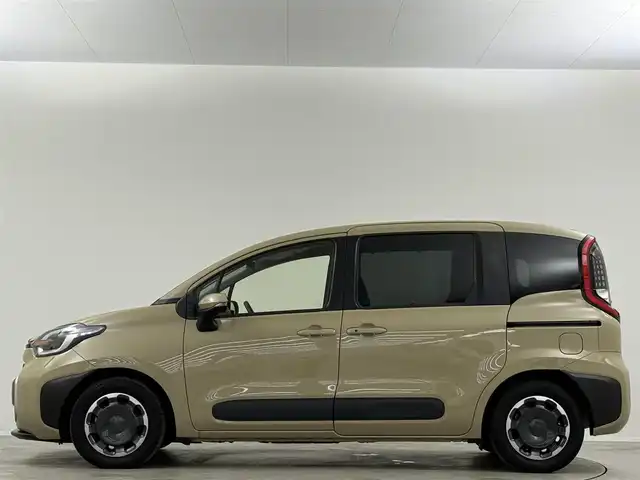 トヨタ シエンタ ハイブリッド Z 埼玉県 2023(令5)年 3万km ベージュ 純正１０．５型ナビ　全方位　両側　ＡＣ１００Ｖ　ビルトインＥＴＣ　ＬＥＤヘッドライト　ＢＳＭ　追従走行　Ｂｌｕｅｔｏｏｔｈ　ＵＳＢ　フルセグＴＶ　フロアマット　フルフラット　ウォークスルー