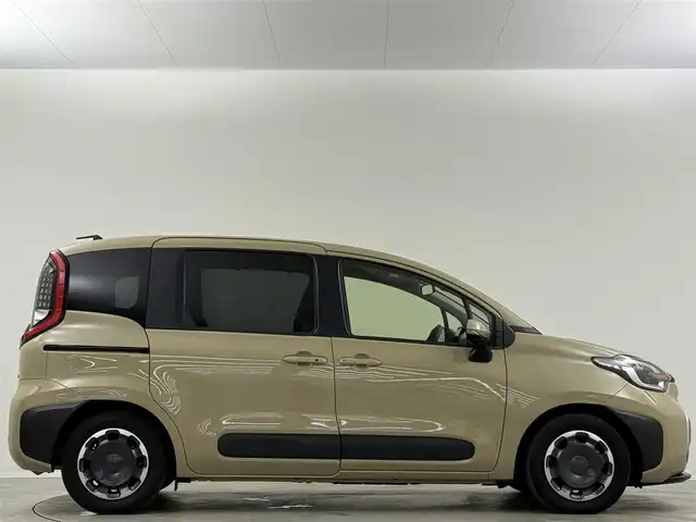 トヨタ シエンタ ハイブリッド Z 埼玉県 2023(令5)年 3万km ベージュ 純正１０．５型ナビ　全方位　両側　ＡＣ１００Ｖ　ビルトインＥＴＣ　ＬＥＤヘッドライト　ＢＳＭ　追従走行　Ｂｌｕｅｔｏｏｔｈ　ＵＳＢ　フルセグＴＶ　フロアマット　フルフラット　ウォークスルー