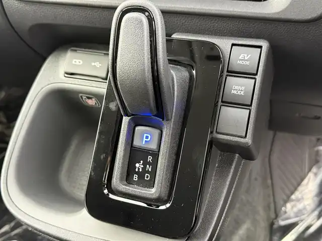 トヨタ シエンタ ハイブリッド Z 埼玉県 2023(令5)年 3万km ベージュ 純正１０．５型ナビ　全方位　両側　ＡＣ１００Ｖ　ビルトインＥＴＣ　ＬＥＤヘッドライト　ＢＳＭ　追従走行　Ｂｌｕｅｔｏｏｔｈ　ＵＳＢ　フルセグＴＶ　フロアマット　フルフラット　ウォークスルー