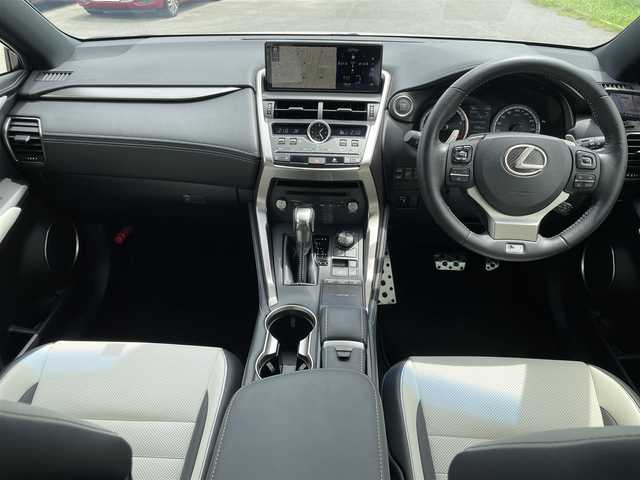 レクサス ＮＸ 300 Fスポーツ 福岡県 2018(平30)年 4.8万km ホワイトノーヴァガラスフレーク レーンキープアシスト/衝突被害軽減システム/パーキングアシスト/全方位ドラレコ/ブラインドスポットモニター/追従クルーズコントロール/純正ナビ/フルセグTV（AM.FM.CD）/Bluetooth/ビルドイン２．０ETC/純正AW/純正フロアマット/電動リアゲート/電動格納サードシート/シートヒーター/エアシート/パワーシート/シートメモリー/ステアリングヒーター/パノラミックビューモニター/USB２コ
