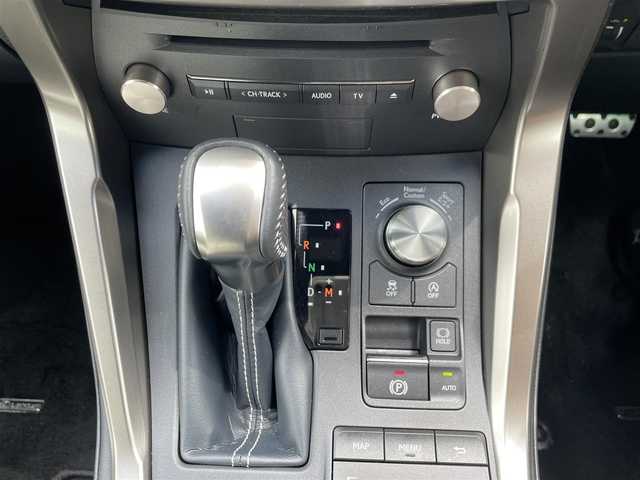 レクサス ＮＸ 300 Fスポーツ 福岡県 2018(平30)年 4.8万km ホワイトノーヴァガラスフレーク レーンキープアシスト/衝突被害軽減システム/パーキングアシスト/全方位ドラレコ/ブラインドスポットモニター/追従クルーズコントロール/純正ナビ/フルセグTV（AM.FM.CD）/Bluetooth/ビルドイン２．０ETC/純正AW/純正フロアマット/電動リアゲート/電動格納サードシート/シートヒーター/エアシート/パワーシート/シートメモリー/ステアリングヒーター/パノラミックビューモニター/USB２コ