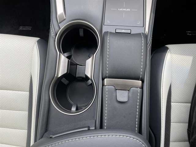 レクサス ＮＸ 300 Fスポーツ 福岡県 2018(平30)年 4.8万km ホワイトノーヴァガラスフレーク レーンキープアシスト/衝突被害軽減システム/パーキングアシスト/全方位ドラレコ/ブラインドスポットモニター/追従クルーズコントロール/純正ナビ/フルセグTV（AM.FM.CD）/Bluetooth/ビルドイン２．０ETC/純正AW/純正フロアマット/電動リアゲート/電動格納サードシート/シートヒーター/エアシート/パワーシート/シートメモリー/ステアリングヒーター/パノラミックビューモニター/USB２コ