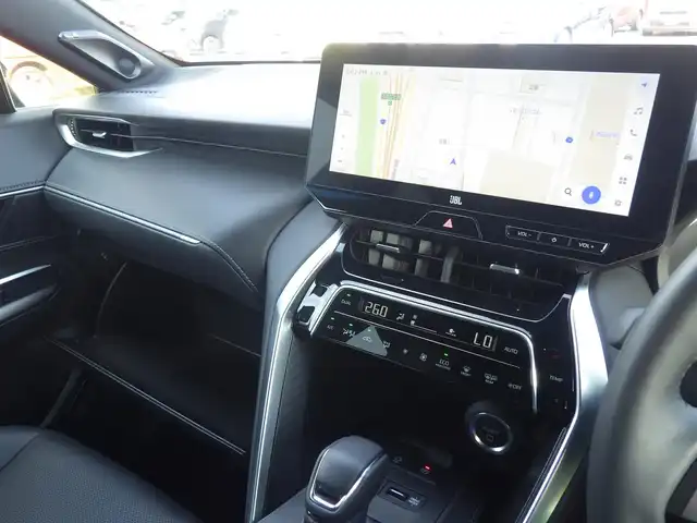 トヨタ ハリアー ハイブリッド Z レザーパッケージ 千葉県 2023(令5)年 1万km ブラック Toyota Safety Sense/・プリクラッシュセーフティ/・レーンディパーチャーアラート/・オートハイビーム/・レーダークルーズコントロール/・ブラインドスポットモニター/ヘッドアップディスプレイ/パワーバックドア/モデリスタエアロ/ブラックレザーシート/前席パワーシート/エアシート/シートヒーター/純正コネクティッドナビ/地デジTV/【Bluetooth接続】/バックカメラ/ドライブレコーダー/革巻きステアリング/ステアリングヒーター/ステアリングスイッチ/ETC（2.0）/LEDヘッドライト/フォグライト/ウインカーミラー/クリアランスソナー/純正19インチアルミホイル/サイド/カーテンエアバッグ/スマートキー