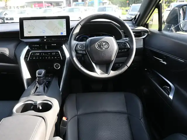 トヨタ ハリアー ハイブリッド Z レザーパッケージ 千葉県 2023(令5)年 1万km ブラック Toyota Safety Sense/・プリクラッシュセーフティ/・レーンディパーチャーアラート/・オートハイビーム/・レーダークルーズコントロール/・ブラインドスポットモニター/ヘッドアップディスプレイ/パワーバックドア/モデリスタエアロ/ブラックレザーシート/前席パワーシート/エアシート/シートヒーター/純正コネクティッドナビ/地デジTV/【Bluetooth接続】/バックカメラ/ドライブレコーダー/革巻きステアリング/ステアリングヒーター/ステアリングスイッチ/ETC（2.0）/LEDヘッドライト/フォグライト/ウインカーミラー/クリアランスソナー/純正19インチアルミホイル/サイド/カーテンエアバッグ/スマートキー
