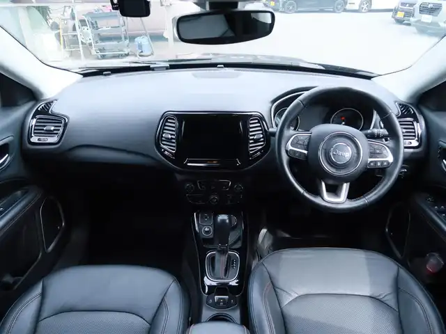 クライスラー・ジープ ジープ コンパス リミテッド 千葉県 2020(令2)年 5.7万km 黒 純正ナビ/フルセグTV/Bluetooth/AM/FM/AUX/純正18インチAW/純正ドアバイザー/追従クルーズコントロール/前後ドライブレコーダー/ETC2.0/beatsサウンド/黒革シート/運転席メモリー機能付きパワーシート/アイドリングストップ/ブラインドスポットモニター/電動リアゲート/電動パーキングブレーキ/スマートキー2本/取説/保証書