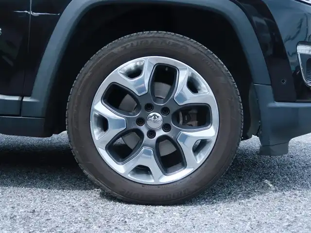 クライスラー・ジープ ジープ コンパス リミテッド 千葉県 2020(令2)年 5.7万km 黒 純正ナビ/フルセグTV/Bluetooth/AM/FM/AUX/純正18インチAW/純正ドアバイザー/追従クルーズコントロール/前後ドライブレコーダー/ETC2.0/beatsサウンド/黒革シート/運転席メモリー機能付きパワーシート/アイドリングストップ/ブラインドスポットモニター/電動リアゲート/電動パーキングブレーキ/スマートキー2本/取説/保証書