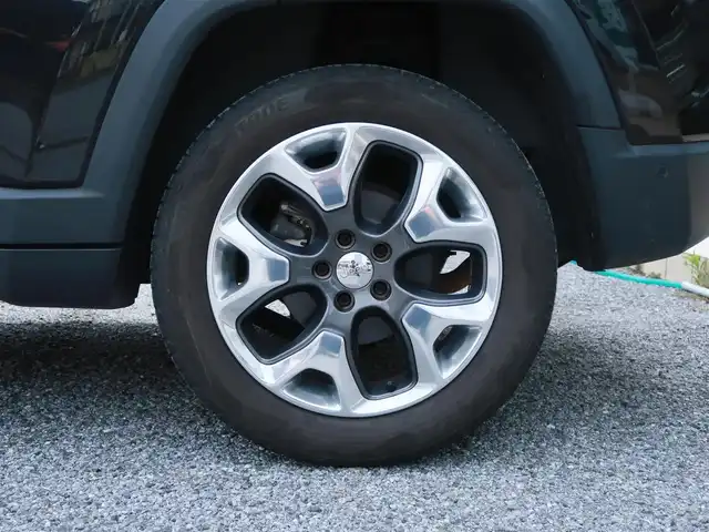 クライスラー・ジープ ジープ コンパス リミテッド 千葉県 2020(令2)年 5.7万km 黒 純正ナビ/フルセグTV/Bluetooth/AM/FM/AUX/純正18インチAW/純正ドアバイザー/追従クルーズコントロール/前後ドライブレコーダー/ETC2.0/beatsサウンド/黒革シート/運転席メモリー機能付きパワーシート/アイドリングストップ/ブラインドスポットモニター/電動リアゲート/電動パーキングブレーキ/スマートキー2本/取説/保証書