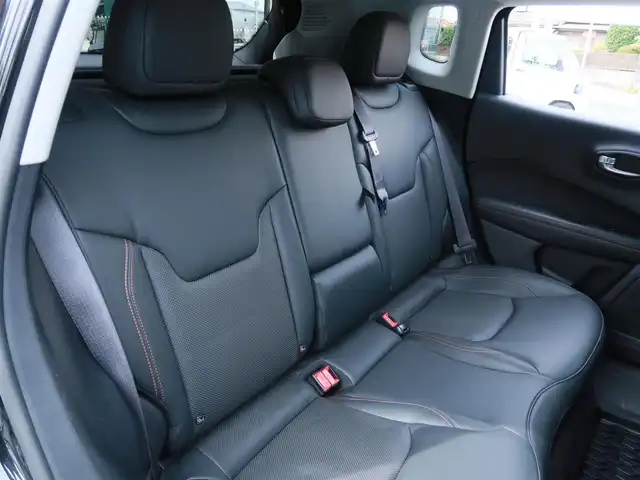 クライスラー・ジープ ジープ コンパス リミテッド 千葉県 2020(令2)年 5.7万km 黒 純正ナビ/フルセグTV/Bluetooth/AM/FM/AUX/純正18インチAW/純正ドアバイザー/追従クルーズコントロール/前後ドライブレコーダー/ETC2.0/beatsサウンド/黒革シート/運転席メモリー機能付きパワーシート/アイドリングストップ/ブラインドスポットモニター/電動リアゲート/電動パーキングブレーキ/スマートキー2本/取説/保証書