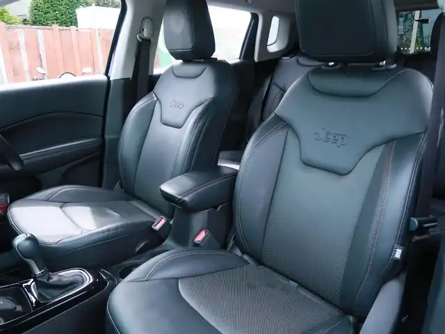 クライスラー・ジープ ジープ コンパス リミテッド 千葉県 2020(令2)年 5.7万km 黒 純正ナビ/フルセグTV/Bluetooth/AM/FM/AUX/純正18インチAW/純正ドアバイザー/追従クルーズコントロール/前後ドライブレコーダー/ETC2.0/beatsサウンド/黒革シート/運転席メモリー機能付きパワーシート/アイドリングストップ/ブラインドスポットモニター/電動リアゲート/電動パーキングブレーキ/スマートキー2本/取説/保証書