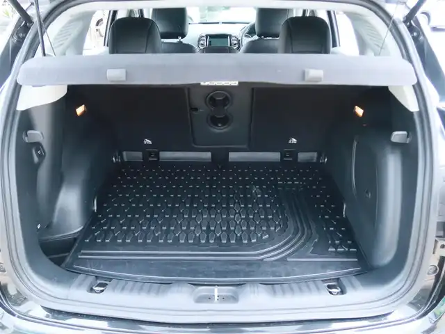 クライスラー・ジープ ジープ コンパス リミテッド 千葉県 2020(令2)年 5.7万km 黒 純正ナビ/フルセグTV/Bluetooth/AM/FM/AUX/純正18インチAW/純正ドアバイザー/追従クルーズコントロール/前後ドライブレコーダー/ETC2.0/beatsサウンド/黒革シート/運転席メモリー機能付きパワーシート/アイドリングストップ/ブラインドスポットモニター/電動リアゲート/電動パーキングブレーキ/スマートキー2本/取説/保証書