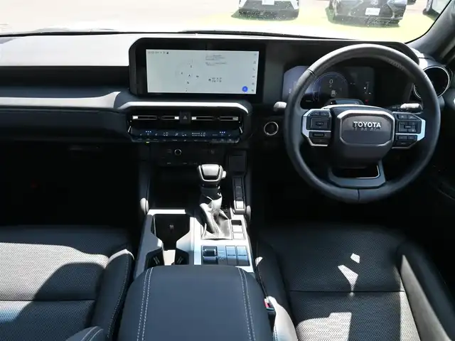 トヨタ ランドクルーザー ２５０ VX 千葉県 2024(令6)年 1.1万km プラチナホワイトパールマイカ Toyota Safety Sense/・プリクラッシュセーフティ/・レーンディパーチャーアラート/・オートハイビーム/・レーダークルーズコントロール/・ブラインドスポットモニター/ムーンルーフ/デジタルインナーミラー/ブラックレザーシート/運転席パワーシート/ディスプレイオーディオ/純正地デジTV/【Bluetooth接続】/パノラミックビューモニター/革巻きステアリング/ステアリングスイッチ/ETC（2.0）/LEDヘッドライト/フォグライト/ウインカーミラー/クリアランスソナー/純正18インチアルミホイル/サイド/カーテンエアバッグ/スマートキー