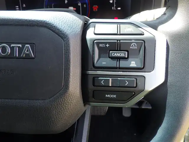 トヨタ ランドクルーザー ２５０ VX 千葉県 2024(令6)年 1.1万km プラチナホワイトパールマイカ Toyota Safety Sense/・プリクラッシュセーフティ/・レーンディパーチャーアラート/・オートハイビーム/・レーダークルーズコントロール/・ブラインドスポットモニター/ムーンルーフ/デジタルインナーミラー/ブラックレザーシート/運転席パワーシート/ディスプレイオーディオ/純正地デジTV/【Bluetooth接続】/パノラミックビューモニター/革巻きステアリング/ステアリングスイッチ/ETC（2.0）/LEDヘッドライト/フォグライト/ウインカーミラー/クリアランスソナー/純正18インチアルミホイル/サイド/カーテンエアバッグ/スマートキー