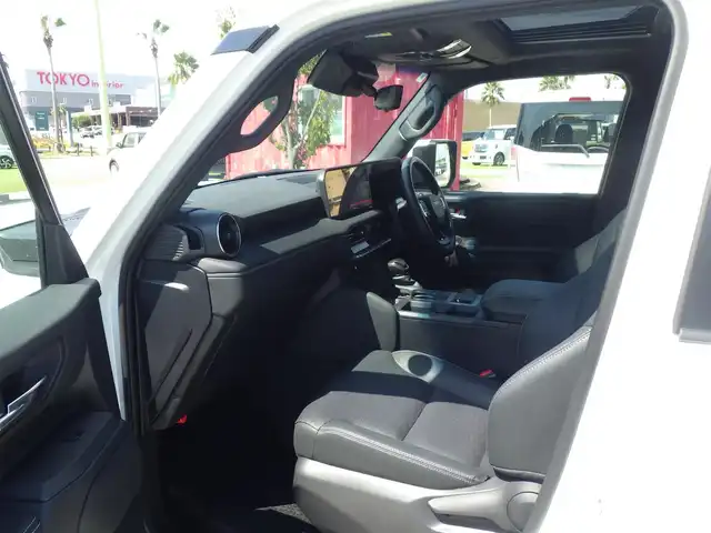 トヨタ ランドクルーザー ２５０ VX 千葉県 2024(令6)年 1.1万km プラチナホワイトパールマイカ Toyota Safety Sense/・プリクラッシュセーフティ/・レーンディパーチャーアラート/・オートハイビーム/・レーダークルーズコントロール/・ブラインドスポットモニター/ムーンルーフ/デジタルインナーミラー/ブラックレザーシート/運転席パワーシート/ディスプレイオーディオ/純正地デジTV/【Bluetooth接続】/パノラミックビューモニター/革巻きステアリング/ステアリングスイッチ/ETC（2.0）/LEDヘッドライト/フォグライト/ウインカーミラー/クリアランスソナー/純正18インチアルミホイル/サイド/カーテンエアバッグ/スマートキー