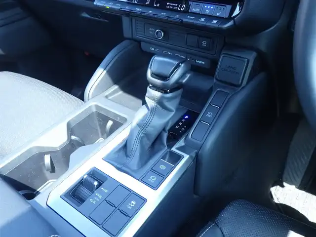トヨタ ランドクルーザー ２５０ VX 千葉県 2024(令6)年 1.1万km プラチナホワイトパールマイカ Toyota Safety Sense/・プリクラッシュセーフティ/・レーンディパーチャーアラート/・オートハイビーム/・レーダークルーズコントロール/・ブラインドスポットモニター/ムーンルーフ/デジタルインナーミラー/ブラックレザーシート/運転席パワーシート/ディスプレイオーディオ/純正地デジTV/【Bluetooth接続】/パノラミックビューモニター/革巻きステアリング/ステアリングスイッチ/ETC（2.0）/LEDヘッドライト/フォグライト/ウインカーミラー/クリアランスソナー/純正18インチアルミホイル/サイド/カーテンエアバッグ/スマートキー