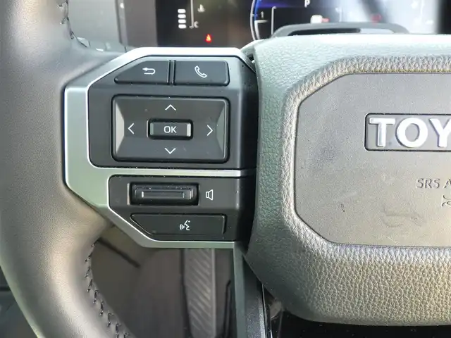 トヨタ ランドクルーザー ２５０ VX 千葉県 2024(令6)年 1.1万km プラチナホワイトパールマイカ Toyota Safety Sense/・プリクラッシュセーフティ/・レーンディパーチャーアラート/・オートハイビーム/・レーダークルーズコントロール/・ブラインドスポットモニター/ムーンルーフ/デジタルインナーミラー/ブラックレザーシート/運転席パワーシート/ディスプレイオーディオ/純正地デジTV/【Bluetooth接続】/パノラミックビューモニター/革巻きステアリング/ステアリングスイッチ/ETC（2.0）/LEDヘッドライト/フォグライト/ウインカーミラー/クリアランスソナー/純正18インチアルミホイル/サイド/カーテンエアバッグ/スマートキー
