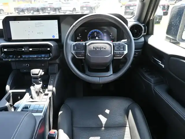 トヨタ ランドクルーザー ２５０ VX 千葉県 2024(令6)年 1.1万km プラチナホワイトパールマイカ Toyota Safety Sense/・プリクラッシュセーフティ/・レーンディパーチャーアラート/・オートハイビーム/・レーダークルーズコントロール/・ブラインドスポットモニター/ムーンルーフ/デジタルインナーミラー/ブラックレザーシート/運転席パワーシート/ディスプレイオーディオ/純正地デジTV/【Bluetooth接続】/パノラミックビューモニター/革巻きステアリング/ステアリングスイッチ/ETC（2.0）/LEDヘッドライト/フォグライト/ウインカーミラー/クリアランスソナー/純正18インチアルミホイル/サイド/カーテンエアバッグ/スマートキー