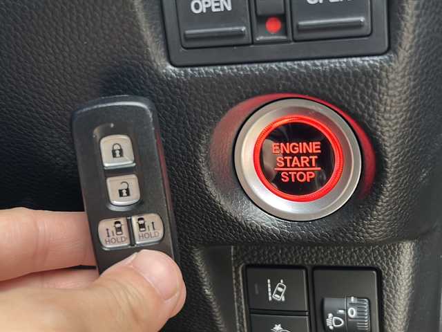 ホンダ Ｎ ＢＯＸ カスタム L ターボ 鳥取県 2023(令5)年 4.4万km クリスタルブラックパール スマートキー/ハーフレザーシート/両側パワースライド/デジタルインナーミラー/社外９インチディスプレイ/appleCARplay/HDMI/USB入力/バックカメラ/ドライブレコーダー/プリクラッシュ/レーンデパーチャー/アダクティブクルーズ/バックソナー/パドルシフト/イオンエアコン/オートライト/LEDヘッドライト/LEDフォグ/ETCユニット/保証書・取説