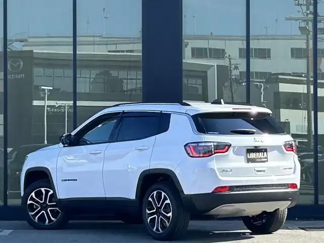 クライスラー・ジープ ジープ コンパス リミテッド 石川県 2024(令6)年 3.3万km パール 純正ナビ/フルセグ/シートヒーター　D/N/パワーシート　D/N/ハンドルヒーター/ポジションメモリー/リアパワーゲート/ドアバイザー/純正フロアマット/ミラーヒーター/パークセンス/アクティブレーンマネジメント/ACC/BSM/トラフィックサインアシスト/ハイウェイアシスト/ドライバーアテンションアラート/アルパインサウンドシステム/スペアタイヤ/トノカバー