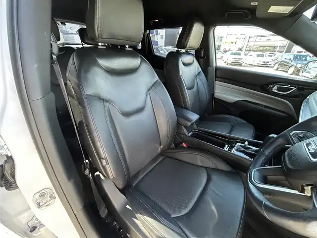 クライスラー・ジープ ジープ コンパス リミテッド 石川県 2024(令6)年 3.3万km パール 純正ナビ/フルセグ/シートヒーター　D/N/パワーシート　D/N/ハンドルヒーター/ポジションメモリー/リアパワーゲート/ドアバイザー/純正フロアマット/ミラーヒーター/パークセンス/アクティブレーンマネジメント/ACC/BSM/トラフィックサインアシスト/ハイウェイアシスト/ドライバーアテンションアラート/アルパインサウンドシステム/スペアタイヤ/トノカバー